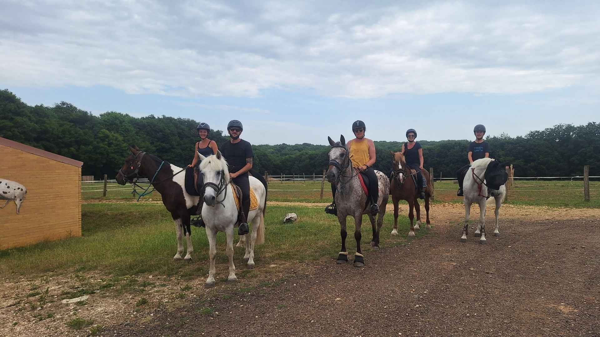 Cavaliers à l'arrivée de la 3ème randonnée des saveurs